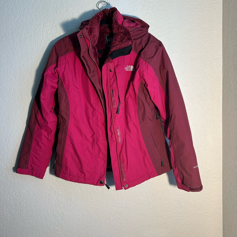 The North Face Women's Two-Tone Burgundy Jacket 🧥 Size Medium